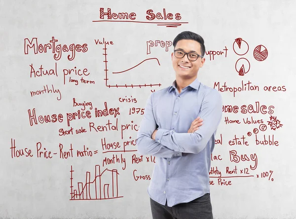 Smiling Asian businessman and home sales — Stock Photo, Image