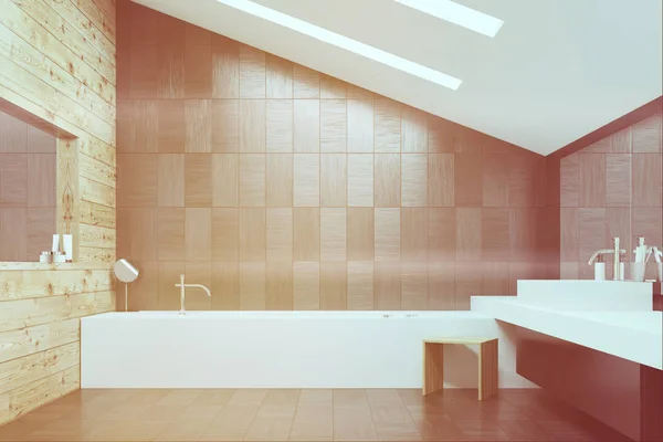 Отделанная плиткой серая и деревянная ванная комната — стоковое фото
