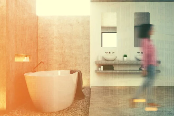 Casa de banho cinza interior, lado, menina — Fotografia de Stock