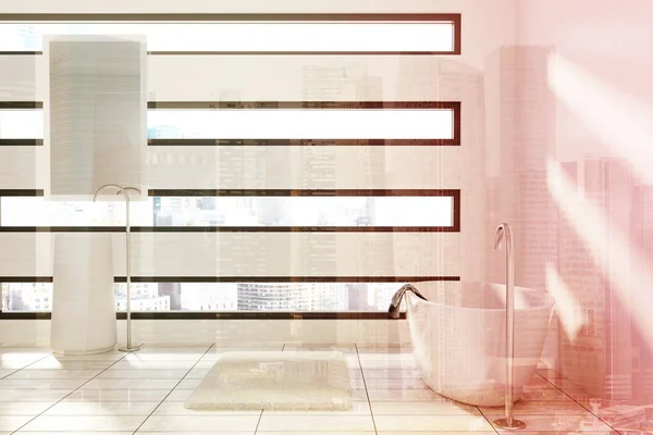 Salle de bain blanche avec baignoire et lavabo tonique — Photo