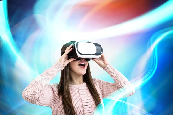 Mujer asombrada en gafas VR, abstracto — Foto de Stock