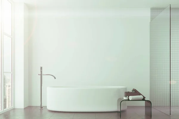 Casa de banho branca, azulejos e banheira redonda tonificada — Fotografia de Stock