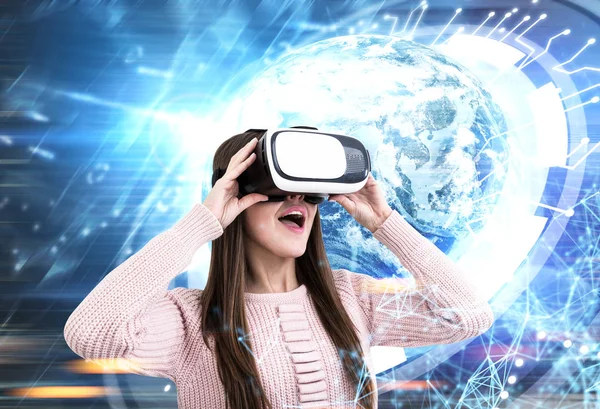 Mujer asombrada en gafas VR en ciudad, HUD Earth — Foto de Stock