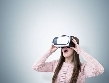 Vr bardaklarda hayretler içinde kadının yakın çekim