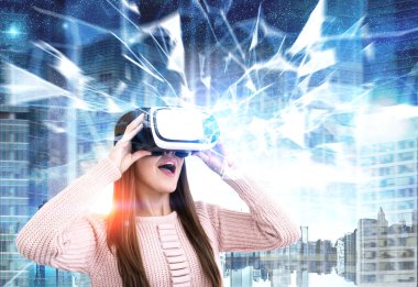 Bir şehirde, çokgenler Vr bardaklarda hayretler içinde kadın