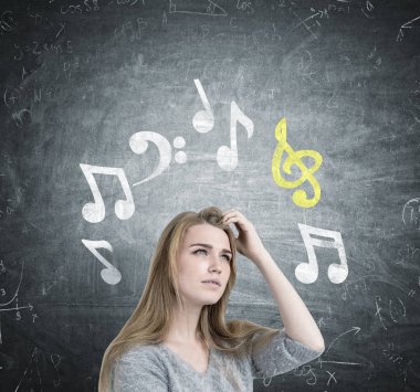 Sarışın kız tırmalamak baş, müzik notlar