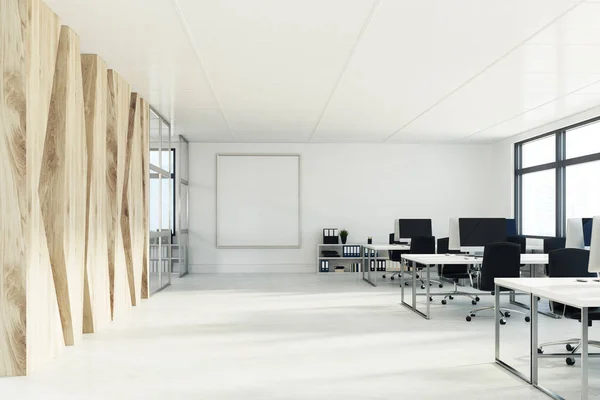 Oficina de espacio abierto con una pared de madera, cartel —  Fotos de Stock