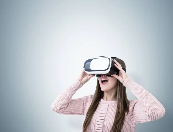 Primer plano de mujer asombrada en gafas VR — Foto de Stock