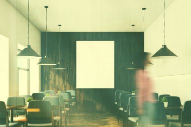 Gri sandalyeler kafe iç bir posteri ile kız