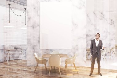 Beyaz mermer lüks kafe bir posteri ile ön, adam