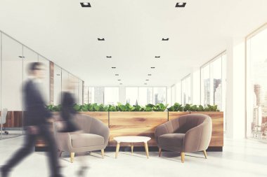 Bej koltuk alanı, çim, insanlar bekliyor