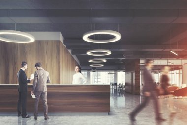 Koyu ahşap alma yuvarlak lamba office, insan içinde