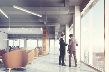 Bej koltuk alanı, loft, insanlar bekliyor