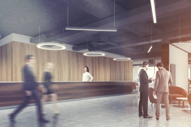 Yuvarlak lamba office yan insanlar koyu ahşap Resepsiyon