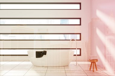 Kadar yakın tonda bir küvet ile beyaz banyo