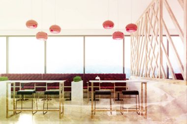 Kırmızı koltuklar tonda çatı kafe