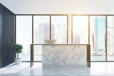 Mermer alma tonda bir çatı ofis içinde