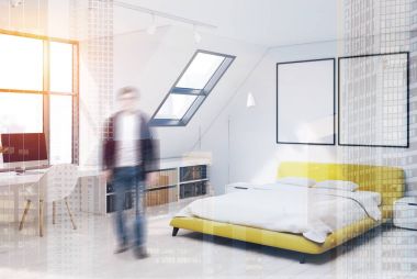 Beyaz duvar yatak odası ve ev ofis köşesi, adam