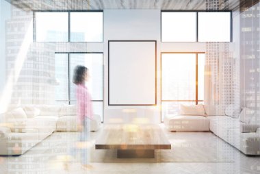 Beyaz oturma odası, kanepeler ve tonda bir poster