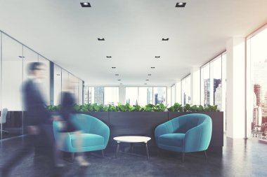 Mavi koltuklar bekleyen alanı, çim, insanlar