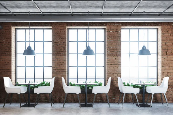 Beyaz sandalye ile tuğla Cafe