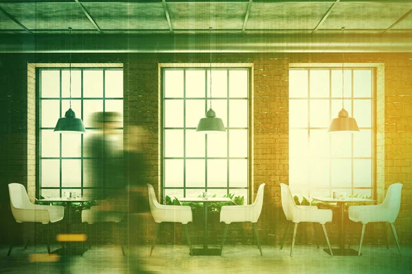 Tuğla kafe tonda beyaz sandalye ile