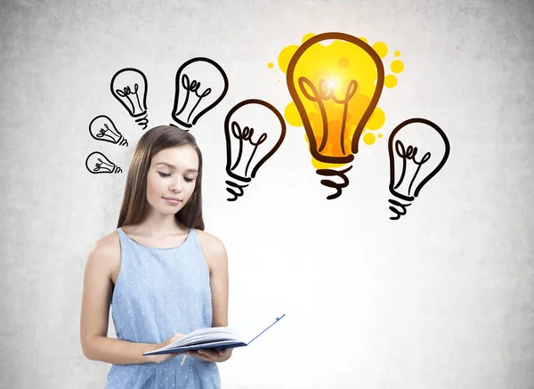 Retrato de una adolescente sosteniendo un libro, ideas — Foto de Stock