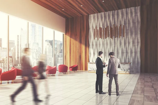 Mermer ve ahşap resepsiyon ofisi, yan, insanlar