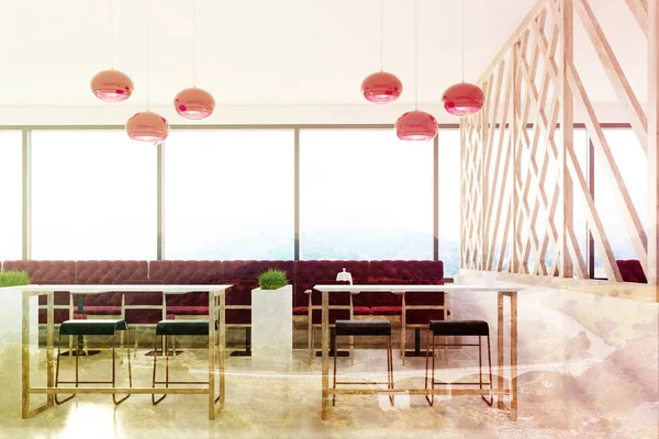 Kırmızı koltuklar tonda çatı kafe