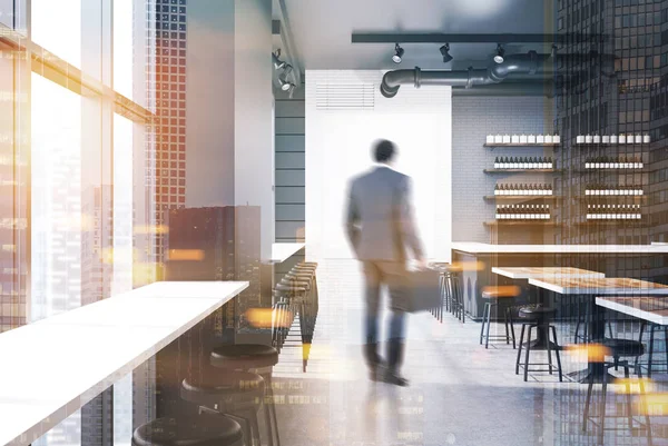 Gri ve tuğla bar tonda bir posteri ile