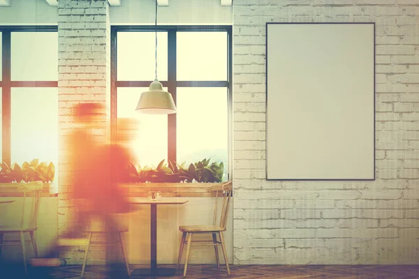 Tuğla kafe ahşap sandalyeler, tonda poster