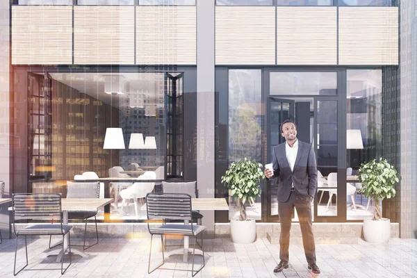 Cafe cephe ve tablolar, adam