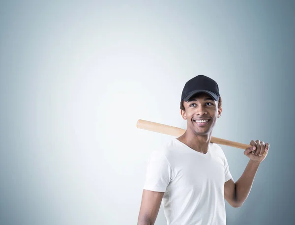 Sonriente chico afroamericano con un bate, gris — Foto de Stock