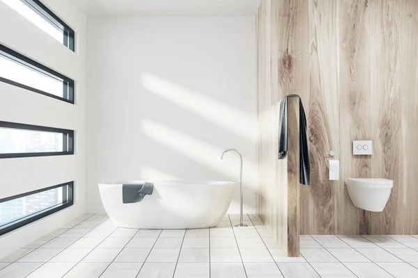 Witte badkamer met een bad, WC — Stockfoto