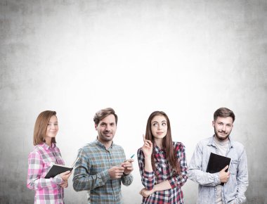 Gençlerin grup beyin fırtınası, beton