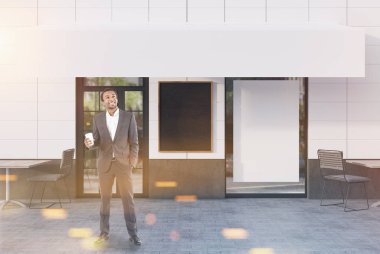 Kafe dış ile üç afiş, beyaz