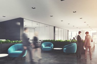 Bej koltuk bekleyen alanı, çim, yan, tonda