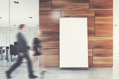 Dikey poster yakınındaki bir ışık gri ofis katındaki duruyor 