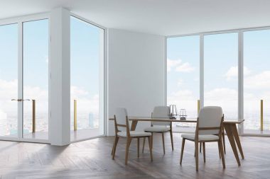 Beyaz yemek odası, beyaz ve ahşap sandalye