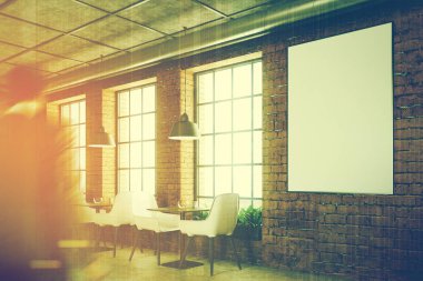 Tuğla kafe beyaz sandalyeler, tonda poster