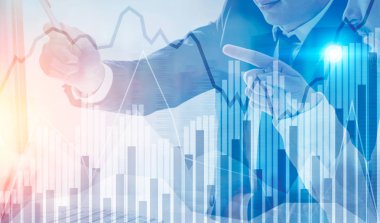 Proje, grafikler tartışırken iki iş adamları