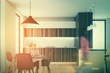 Ahşap ve beyaz mutfak tonda bir çizgiyle