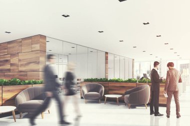 Bej koltuk alanı, çim, yan, insanlar bekliyor