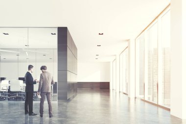 Toplantı odası köşe, gri duvar, insanlar