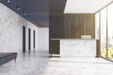 Tonda bir koyu ahşap ofis mermer resepsiyonda