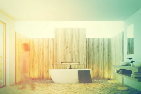 Interior do banheiro de madeira, pia dupla tonificada — Fotografia de Stock