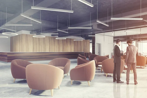 Bej koltuk bekleyen alan, Resepsiyon, yan, erkekler