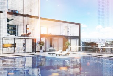 Yüzme havuzlu, yan büyük beyaz ev tonda