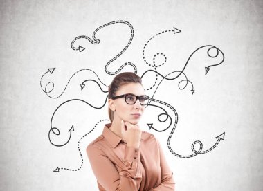 Bej, okları dalgın kadında