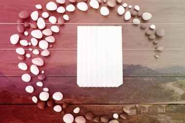 Gri bir tablo çift beyaz kitap yığını